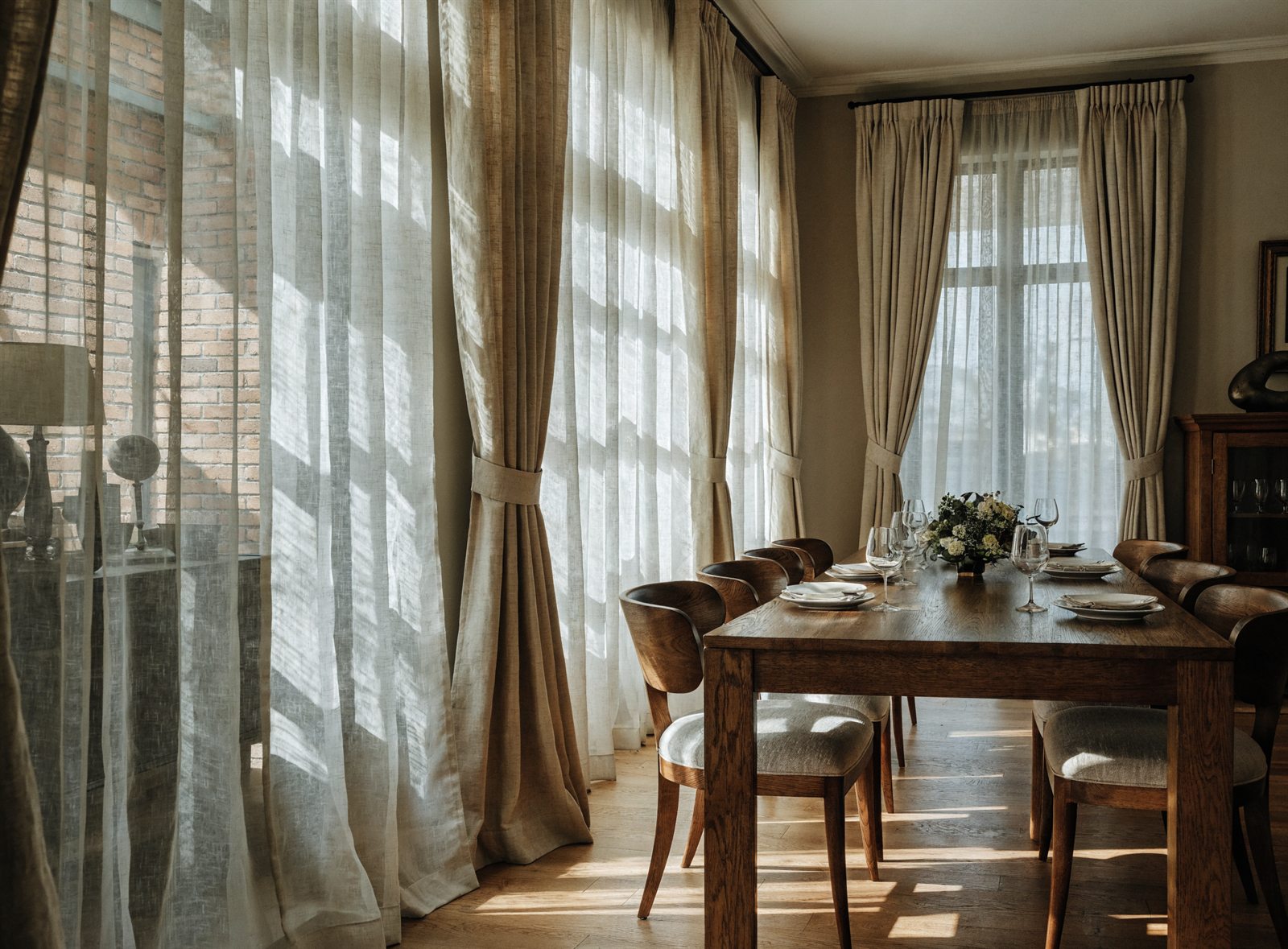 Comedor con cortinas de lino y voile