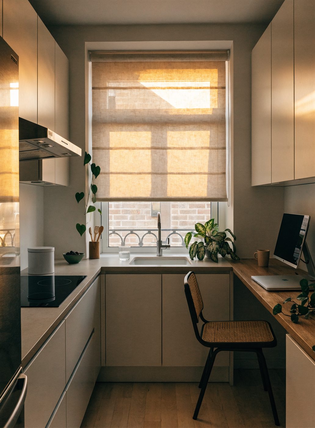 Cocina con roller sunscreen que filtra la luz cálida
